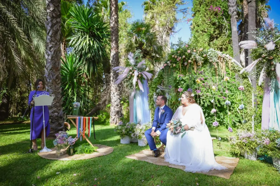 Ceremonia civil en el jardín