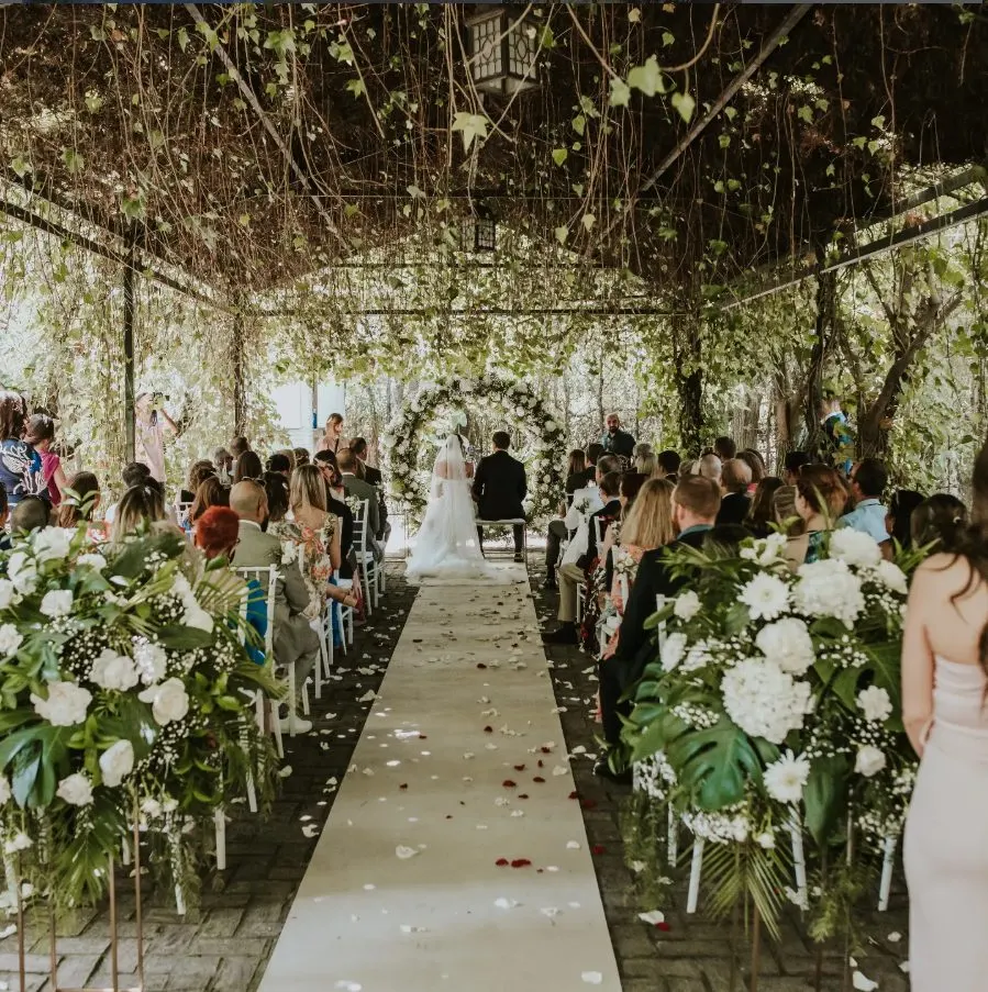 Ceremonia bajo la pérgola de hiedra