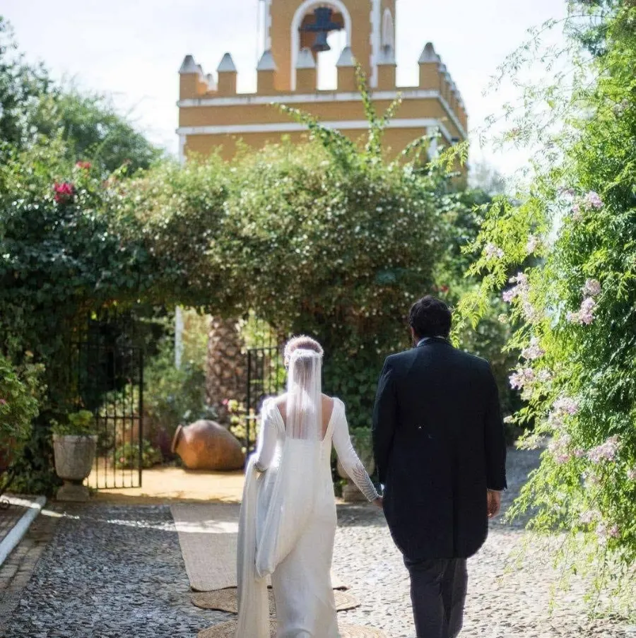 Los novios en el jardín